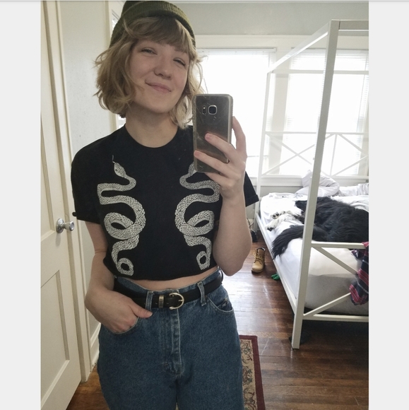 Meet your Posher, Corin - Picture 2 of 3